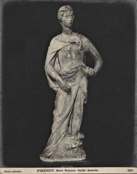 Compagnia Rotografica — Firenze - Museo Nazionale - Davide - Donatello — insieme, veduta frontale
